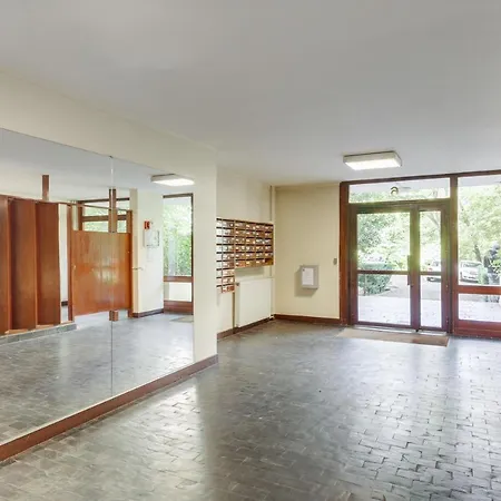 Chic And Spacious Apart With Parking *
