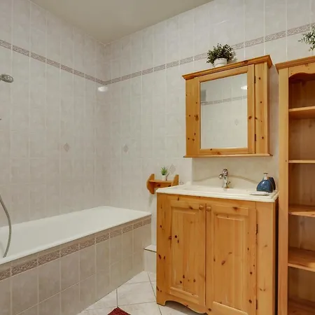 Chic And Spacious Apart With Parking Διαμέρισμα