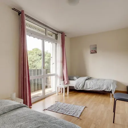Chic And Spacious Apart With Parking *